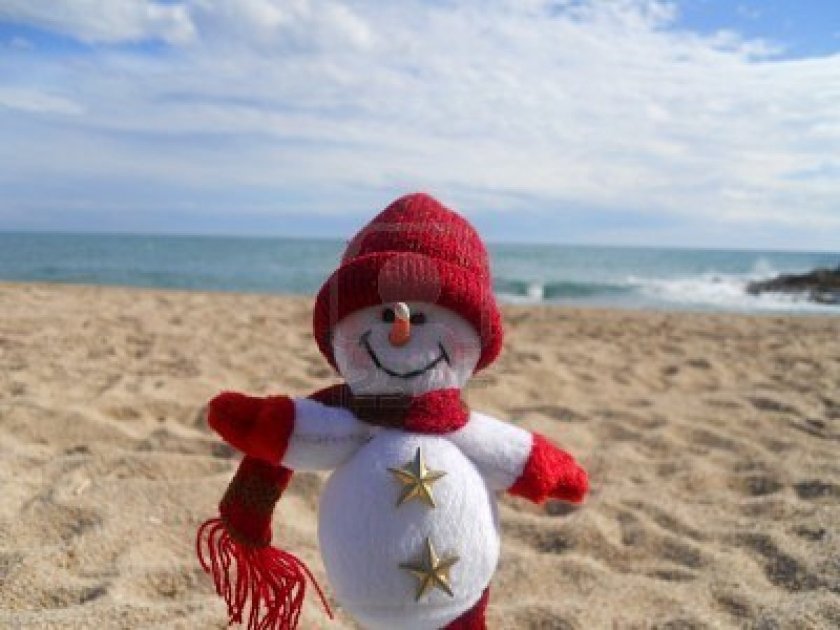 8879406-winter-vacation-snowman-at-the-beach